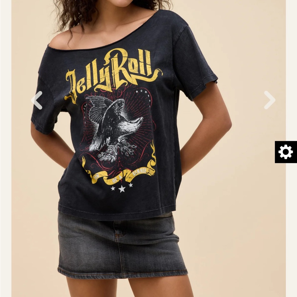 Daydreamer Jelly Roll Black Tee with Vibrant Yellow Print. BNWT